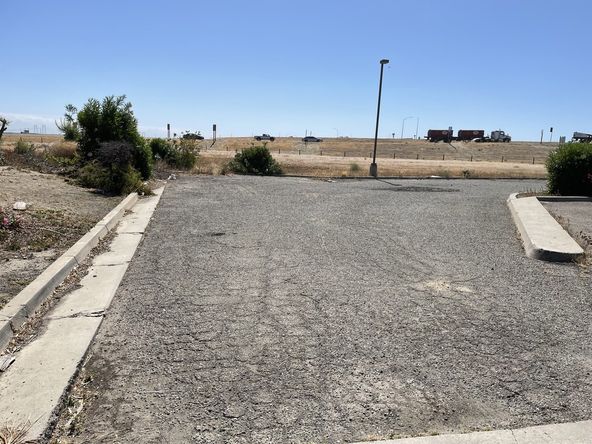 Freestanding Freeway Visible Restaurant + Equipment : 25014 W Dorris Ave, Coalinga, CA 93210